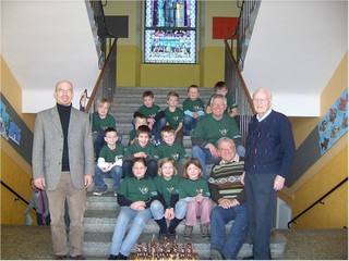 Schachspiel und T-Shirts an die Schach-AG der Petrus-Canisius-Schule Weeze übergeben